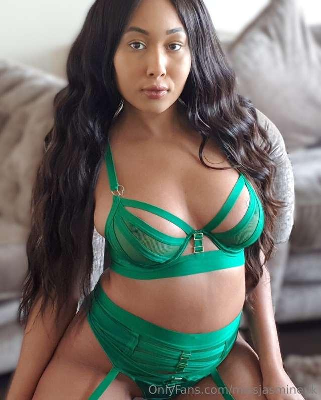 I see you admiring my lingerie😉💚