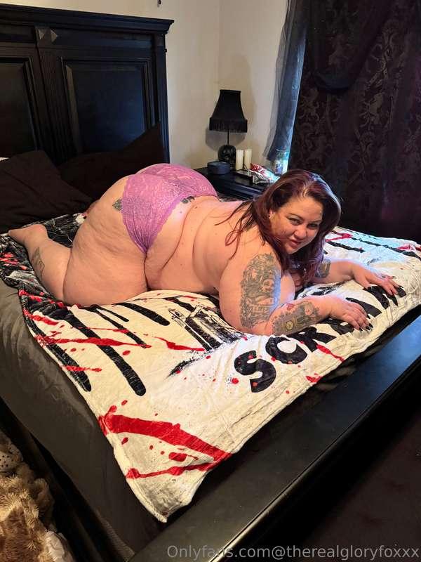 Wanna help me test how sturdy this bed is?😎😎