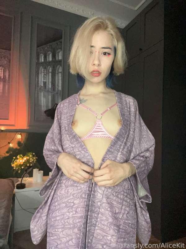 Do you want to see me naked?🥰

#asian #teen #young #skinny #daddysgirl #babyface #petite #natural #student #blonde #tattooed