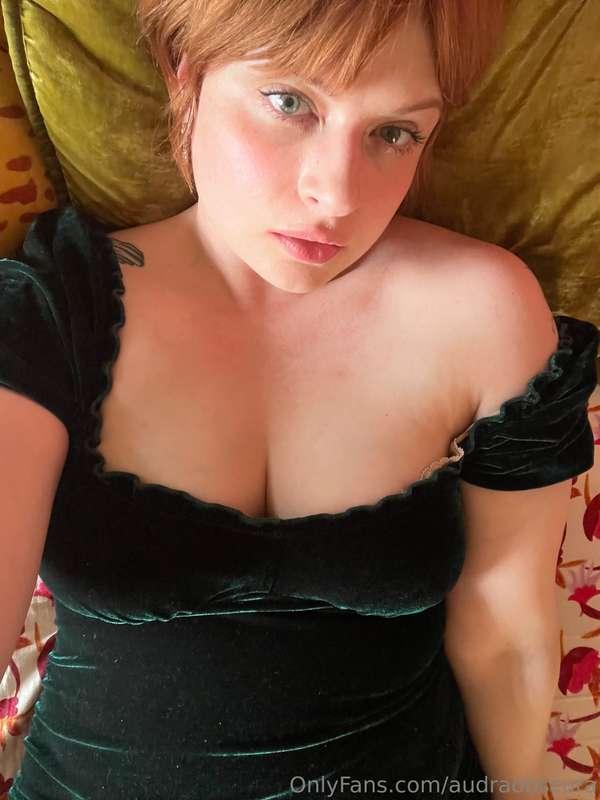 Green dress teaser 👗 Do you want to see what’s underneath?
