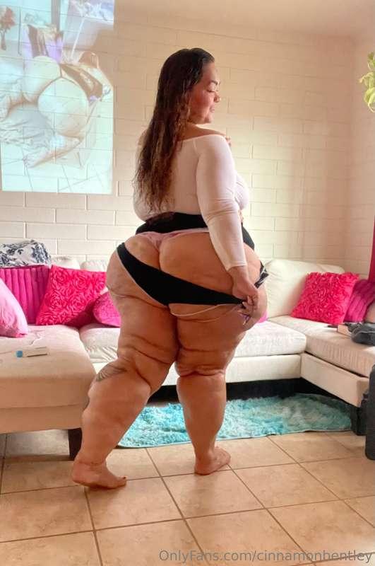 Daddy I’m live right now wanna cum to this fat ass? 👉🏽👉🏽only..