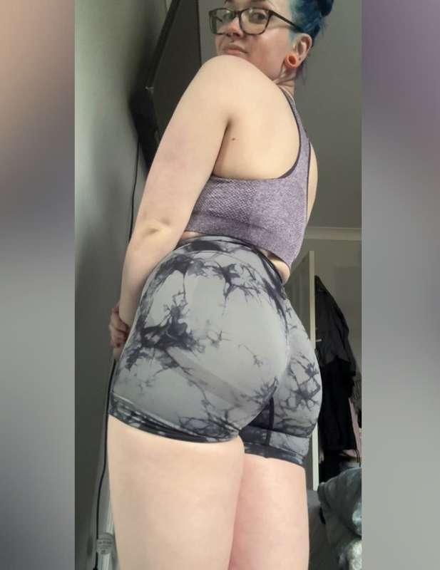 terrible lighting 🍑✌🏻😔