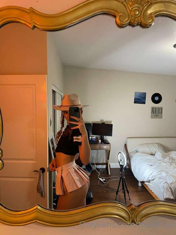 Tonight’s video is for you if you are into mini skirts w no ..