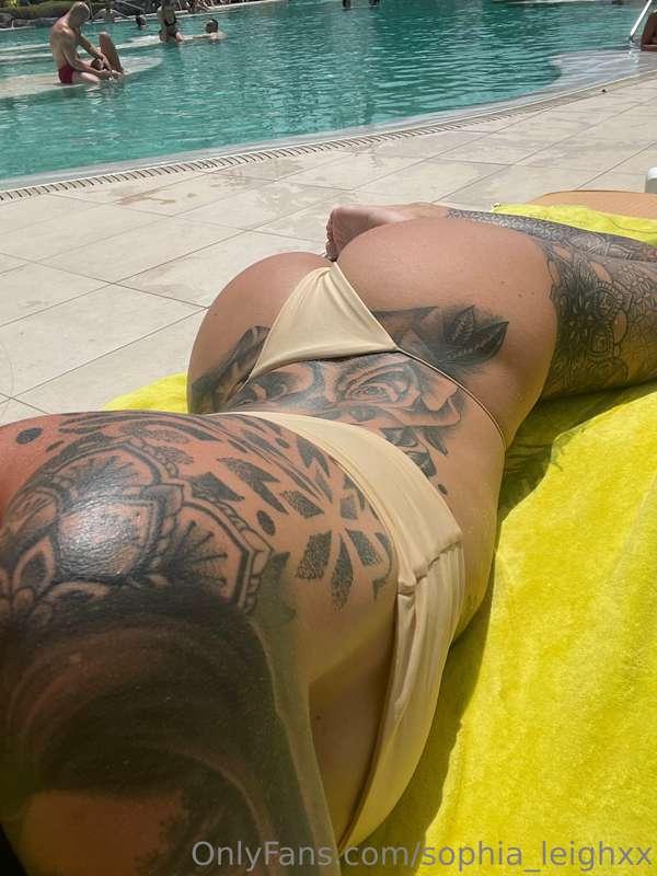 Tits down ⬇️ ass up ⬆️ wish you were here 🙈