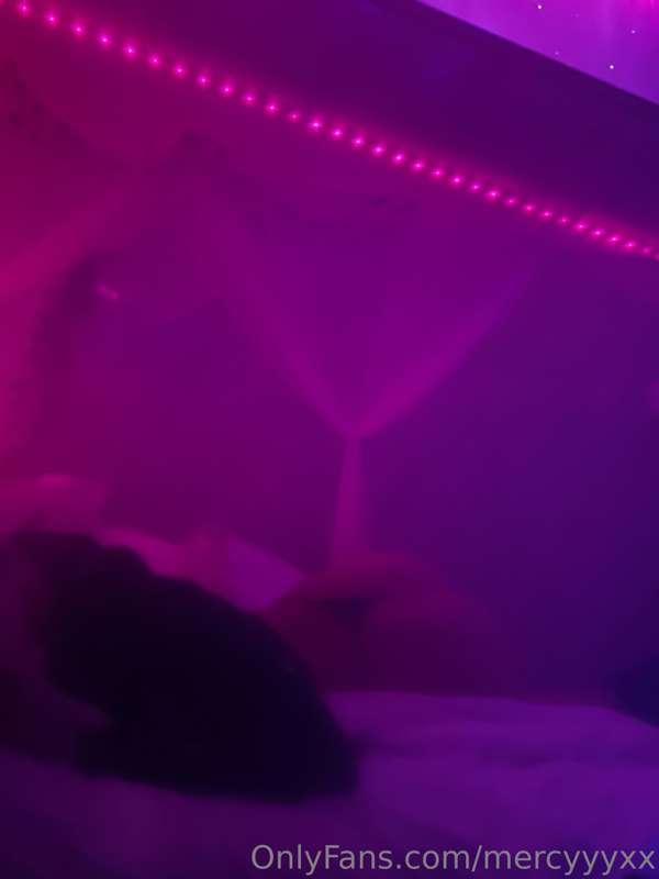 i'm back w the content babes 😘😘  send me solo content u wann..