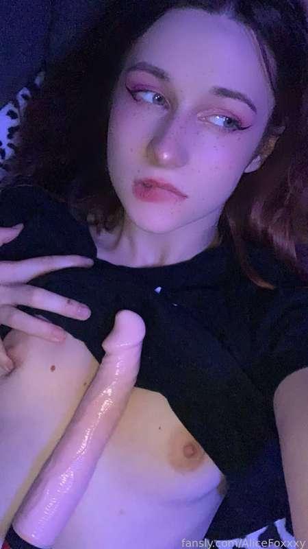 how do you like the size?😜😈

#girlnextdoor #flexible #redhead #footfetish #girlfriend #smalltits #gfe #lifestyle #petite #striptease #tease