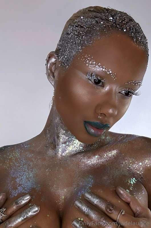 Your fairy is back.. talk to me I’m bored tonight ✨✨