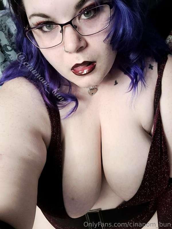 I love dark colors on me. This dark red feels especially sex..