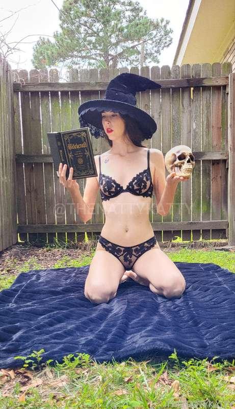Happy Halloween 🎃 I just might put a spell on you ✨️