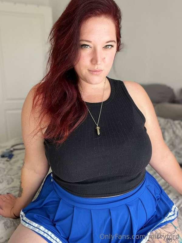 Just a thick chick with big tits 😋