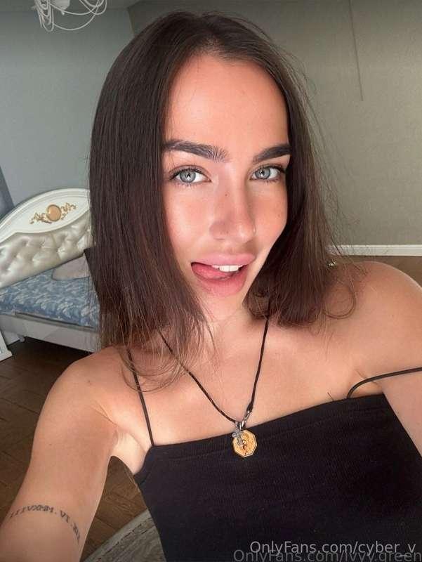 This babe @ivyy.green wants to be naughty for you 🔥 🔥Her jui..