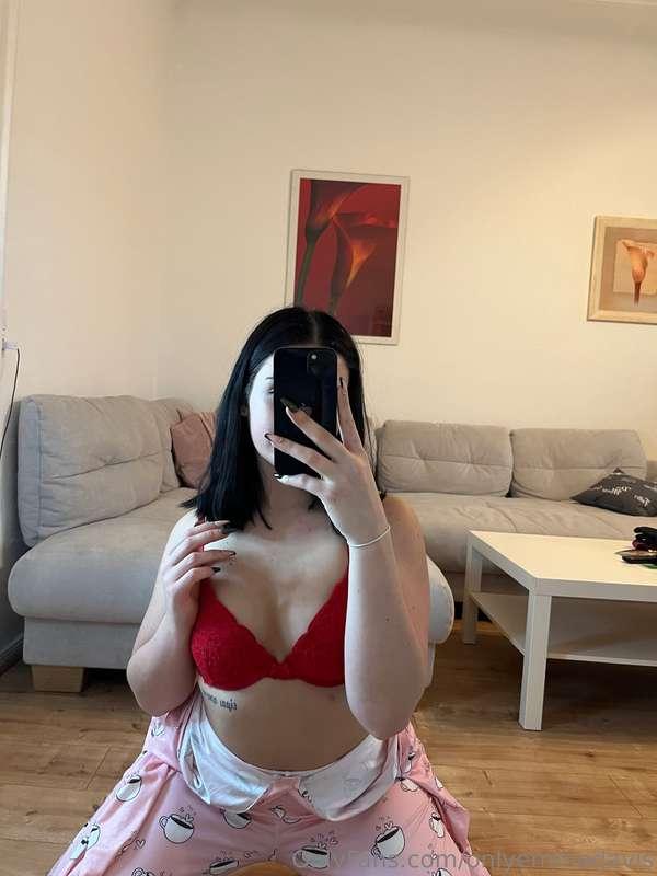 I thought you wanted to see what's under my pyjama 😇 Have a ..