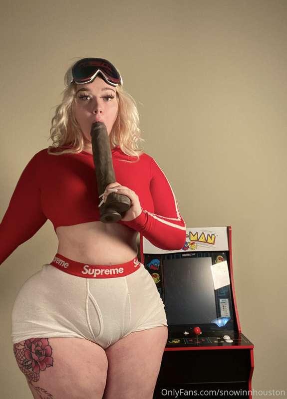 wanna see me using my toy? 😈