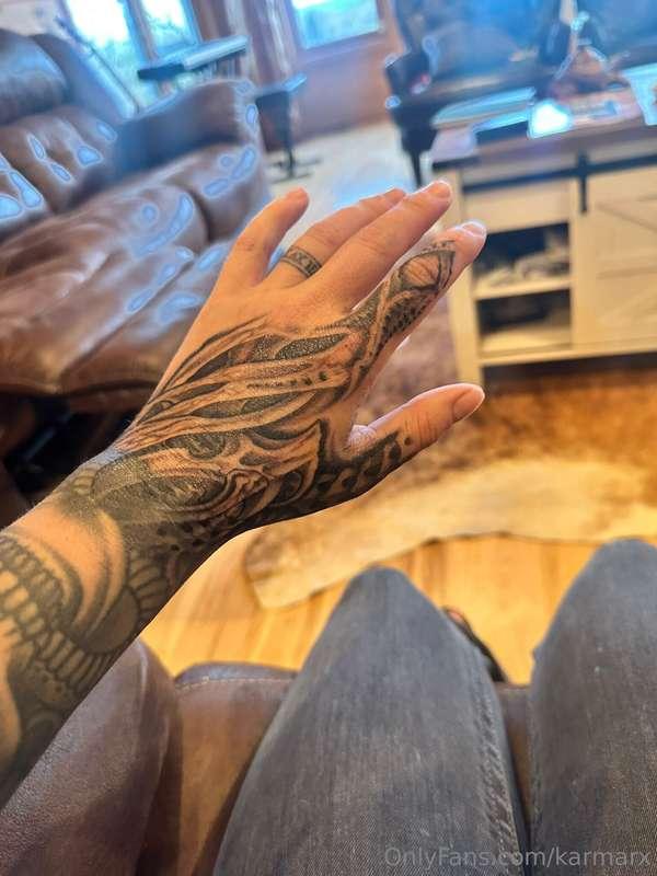 Morning! did you see my new hand tattoo? 🤓