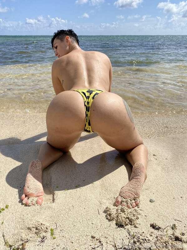 Juicy ass on a sexy beach. Just hard dick and cum missing. D..