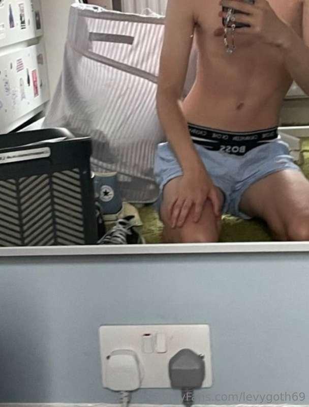 levygoth69 image #0