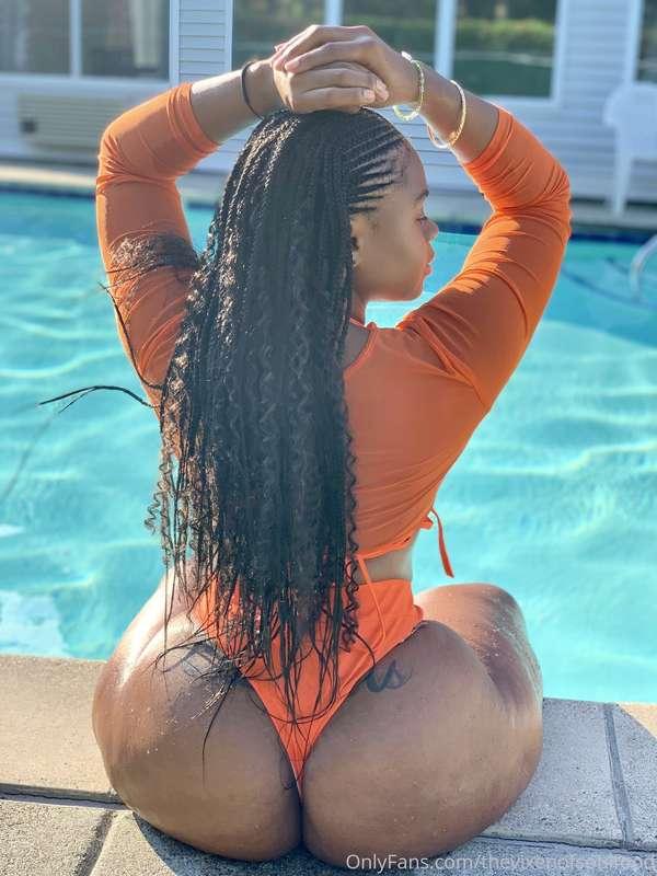 I need someone to rub oil on me while I bask in the sun ☀️