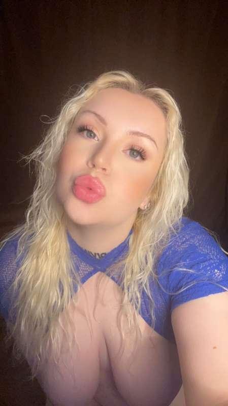 I want to wrap these juicy lips around ur cock 🍆