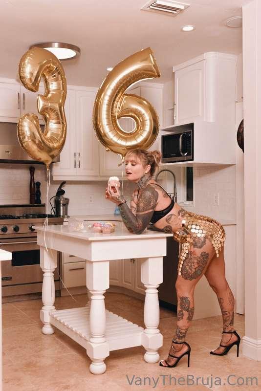 It’s my birthday !!!! Unlock your DMs to celebrate with me ❤..