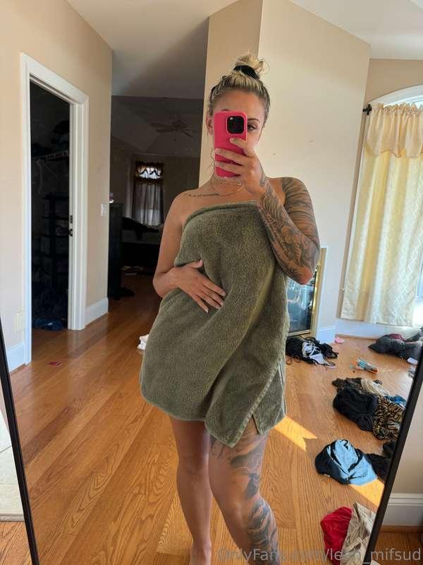 Wanna see what's under this towel? 💦😈