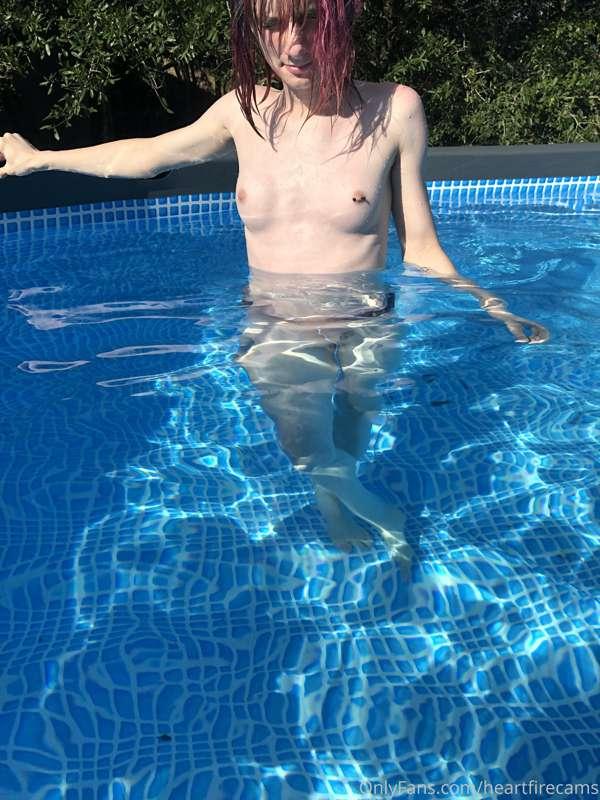 I took a bunch of nudes in the pool!!!