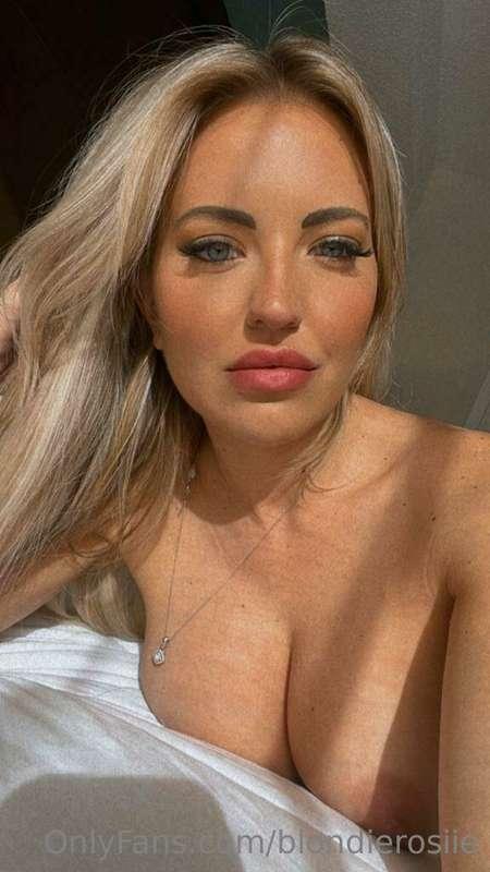 Goodmorning babe, can I have a kiss?
Bon matin bb, puis-je v..
