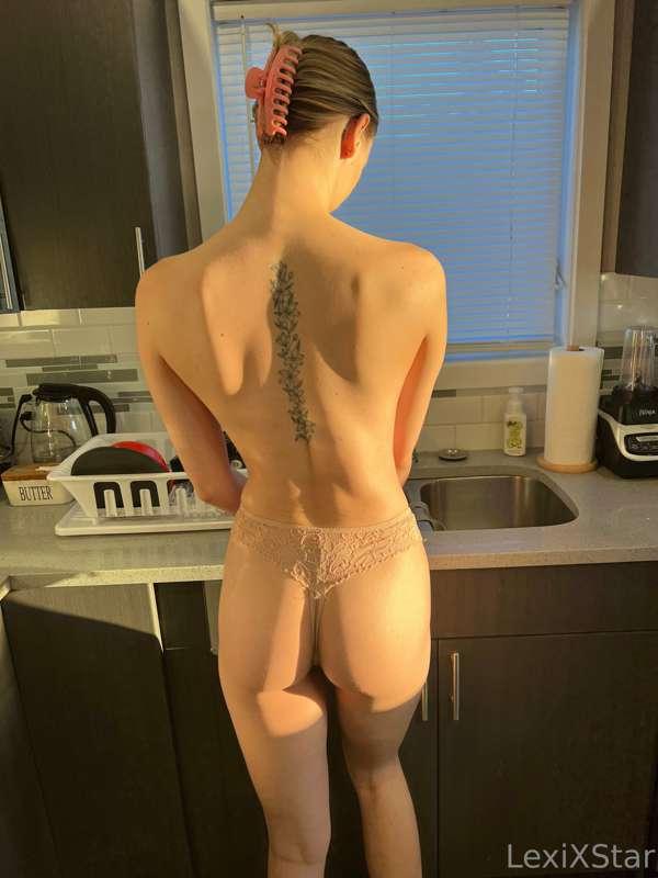 Doing some dishes, getting a bit wet💦😛