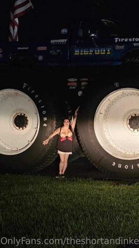 Yall!! I saw bigfoot and showed him my tits.