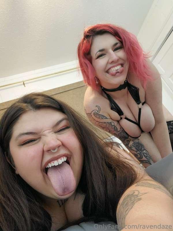 👩🏻‍🦰💕👩🏽