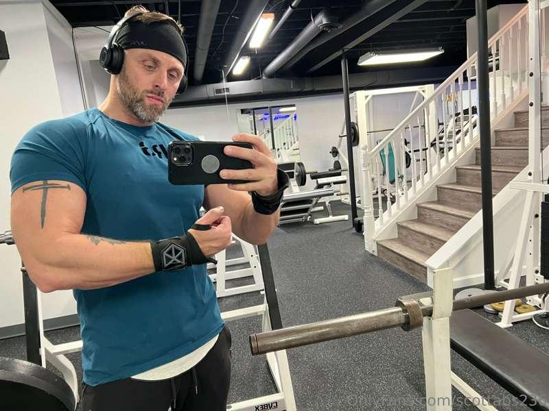 Gym therapy .. 
Happy Monday OF Fam .. 
🎧👀💪🏻 #gymrat #fitnes..