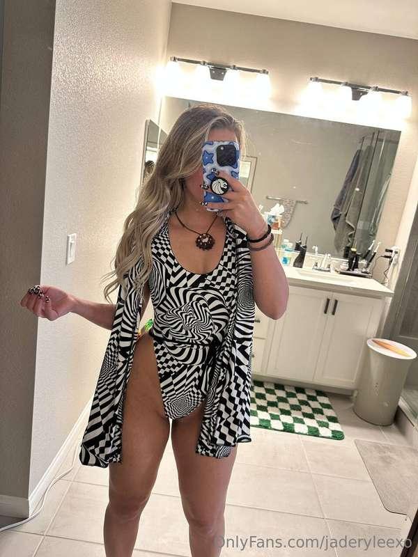 what you think of my new rave outfit?🖤🤍
