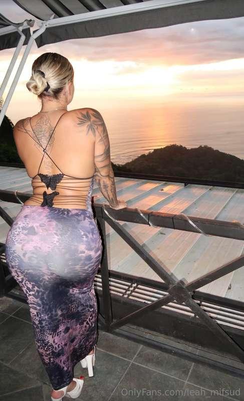 Nature’s beauty vs. my booty, what’s stealing the show? 🤗