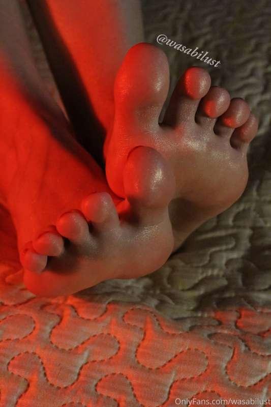 Do you like my glittery toes? What would you do with them? 🔥..
