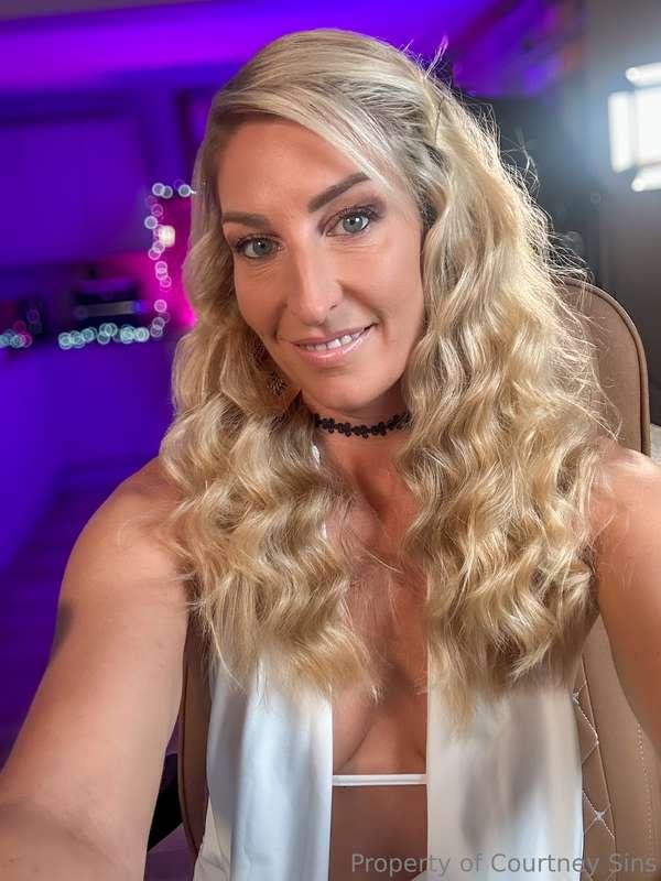 Curls & a choker, what do you think 🤍🖤