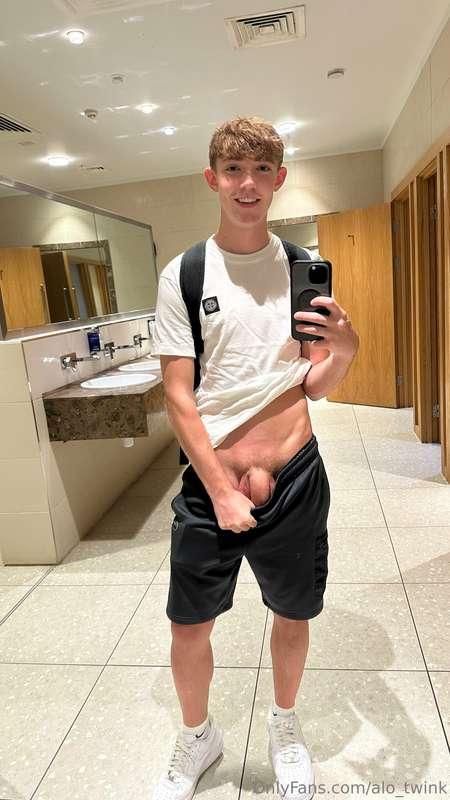 I get so horny in public bathrooms😈💦