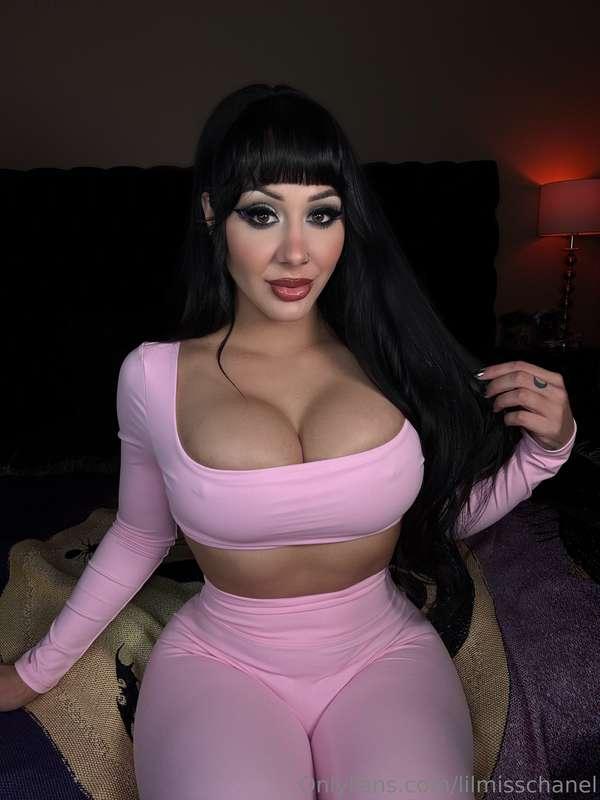 Swipe to free the titties before August is over😘
