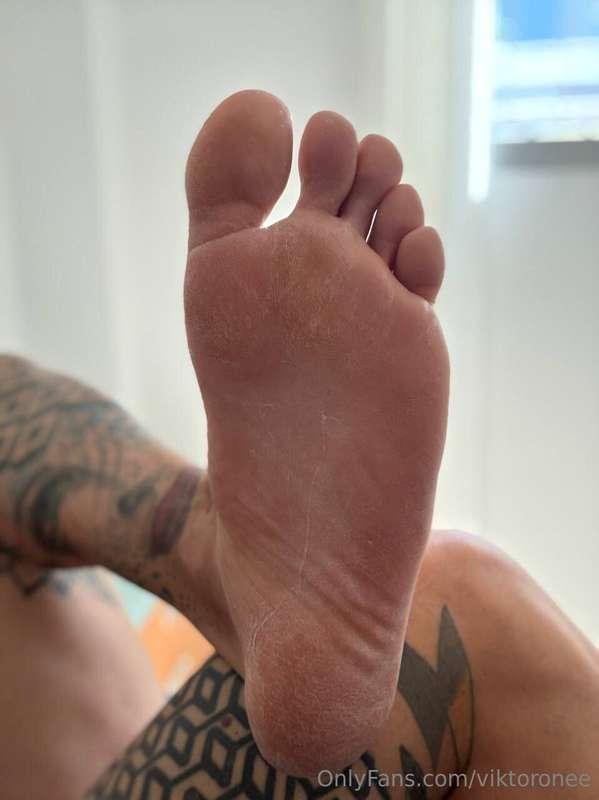 🦶🦶👀