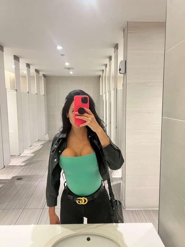 Just a bit of me yesterday!!🥰💚🖤 I thought this outfit was so..