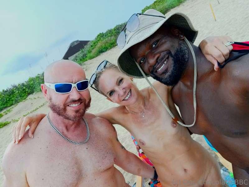 Fun times with the Remedy & Bella Bare at the nude beach ⛱️ ..