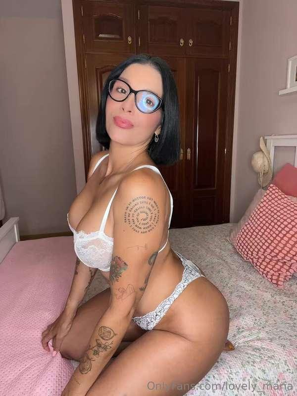 Getting comfy here in bed… DM me what you’d do if you were n..