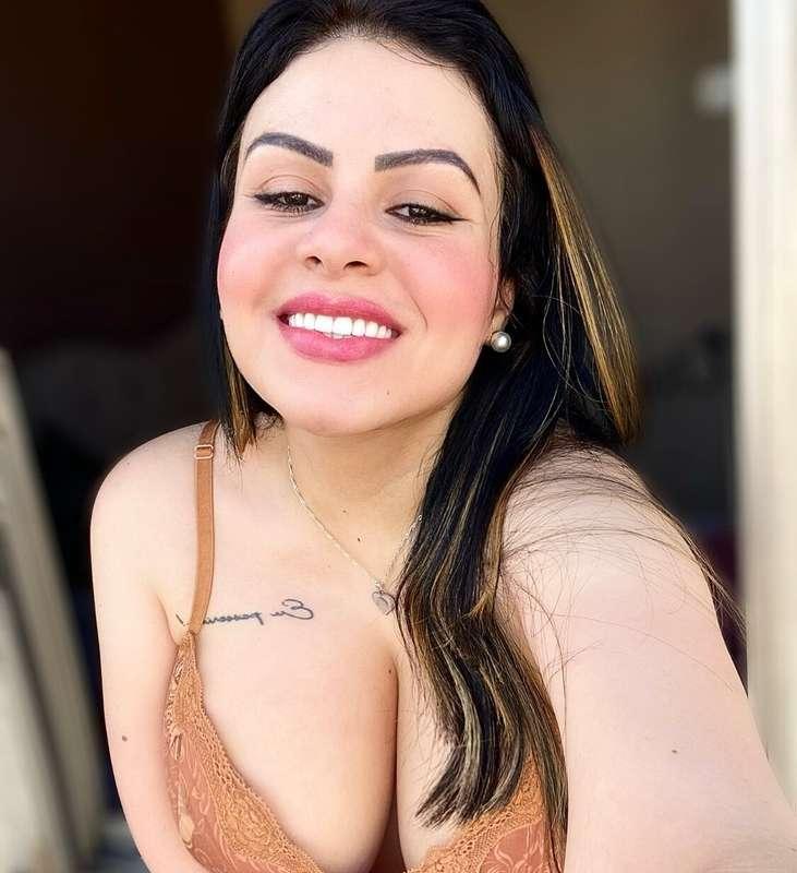 Smile and big breasts, for you. ❤️
 Sorriso e seios grandes,..