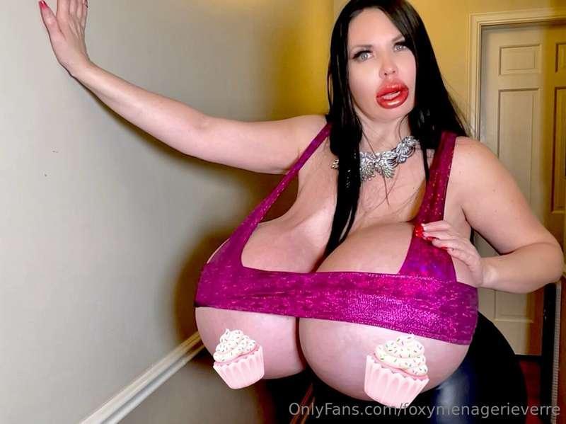 Here's another preview image for my new topless video, BIG B..