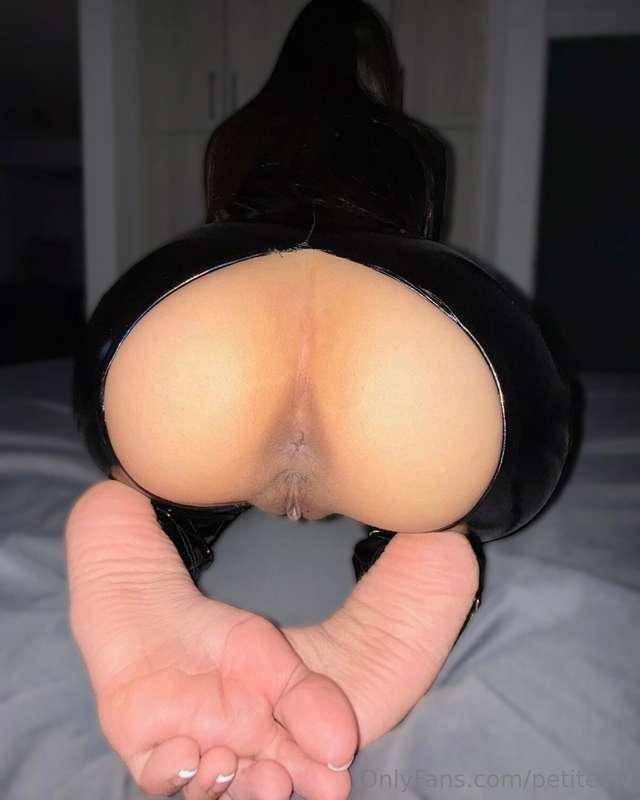 Kiss my heart shaped booty 🩷 (more pics I took in my crotchl..