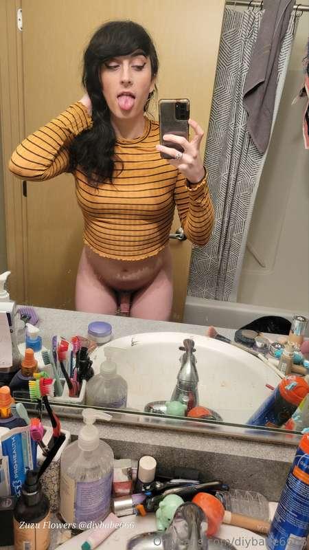 Casual yellow shirt mirror selfie and my bum ;)
