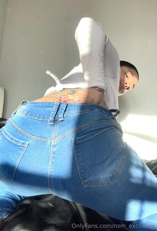 I let out long & bubbly farts in my jeans 😷