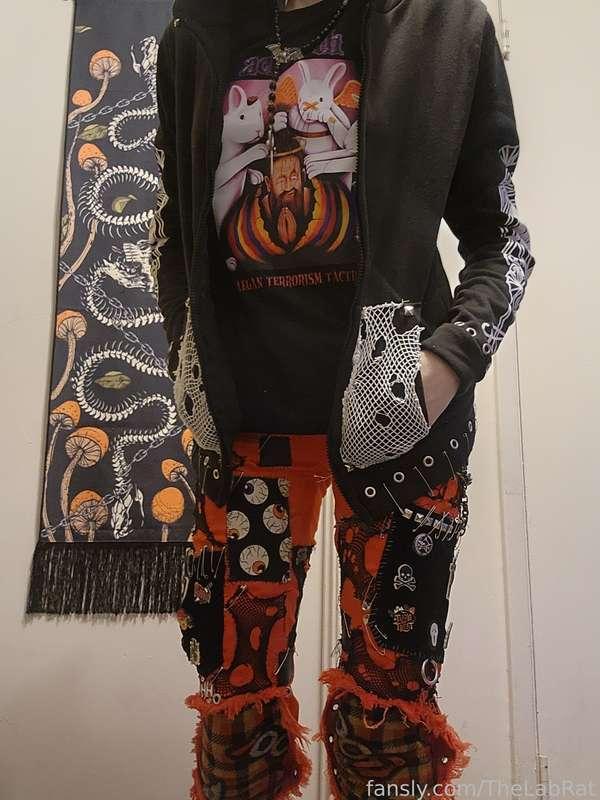 🖤The outfit I wore to my friend's birthday🖤
Today ended up being crazy with unexpected irl stuff popping up, but that's all  finally solved and sorted now🖤