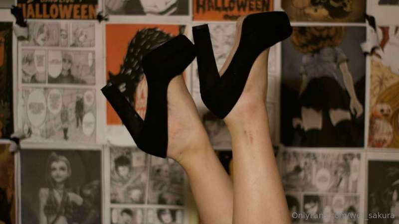 I know you like those legs. 😉 👠 😘