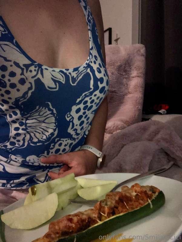 Zucchini boat and apple for dinner 🍽️ 

Can you spell zucchi..