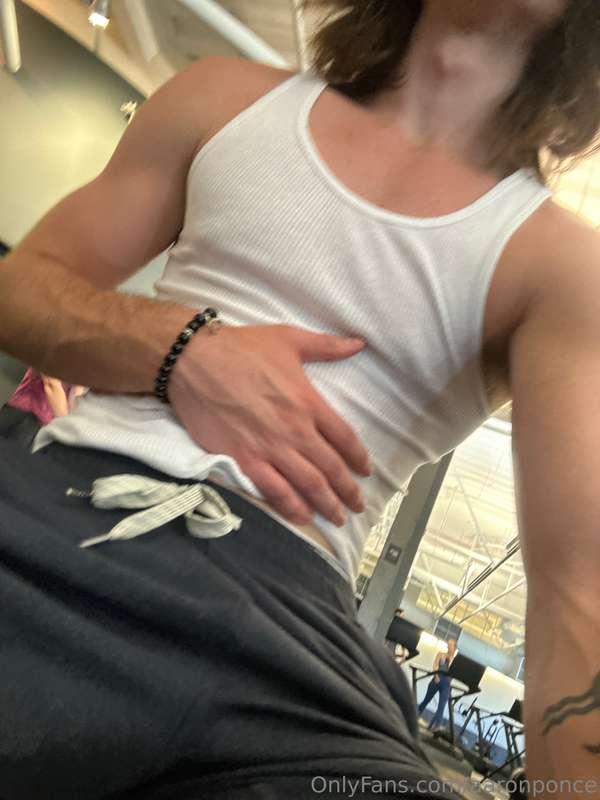 fresh from the gym, can you lick off my sweaty bod 👅💦