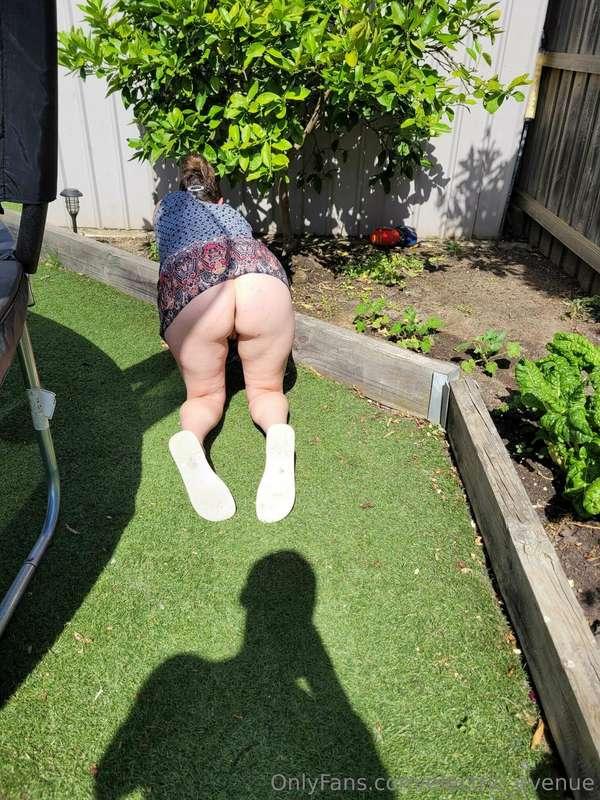 If I make @100 off tips today I give hubby a blowjob outside..